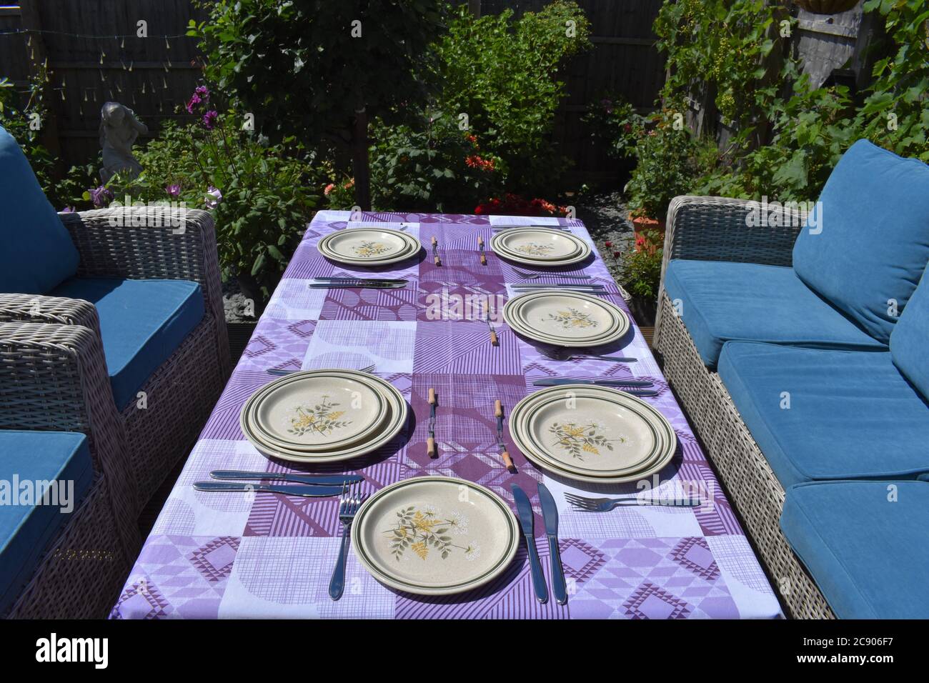 Tavolo per il pranzo di famiglia. Il rattan è una palma di tipo vitigno che si arrampica, originaria delle giungle tropicali asiatiche, la sua sezione interna è utilizzata per la tessitura di mobili in vimini Foto Stock