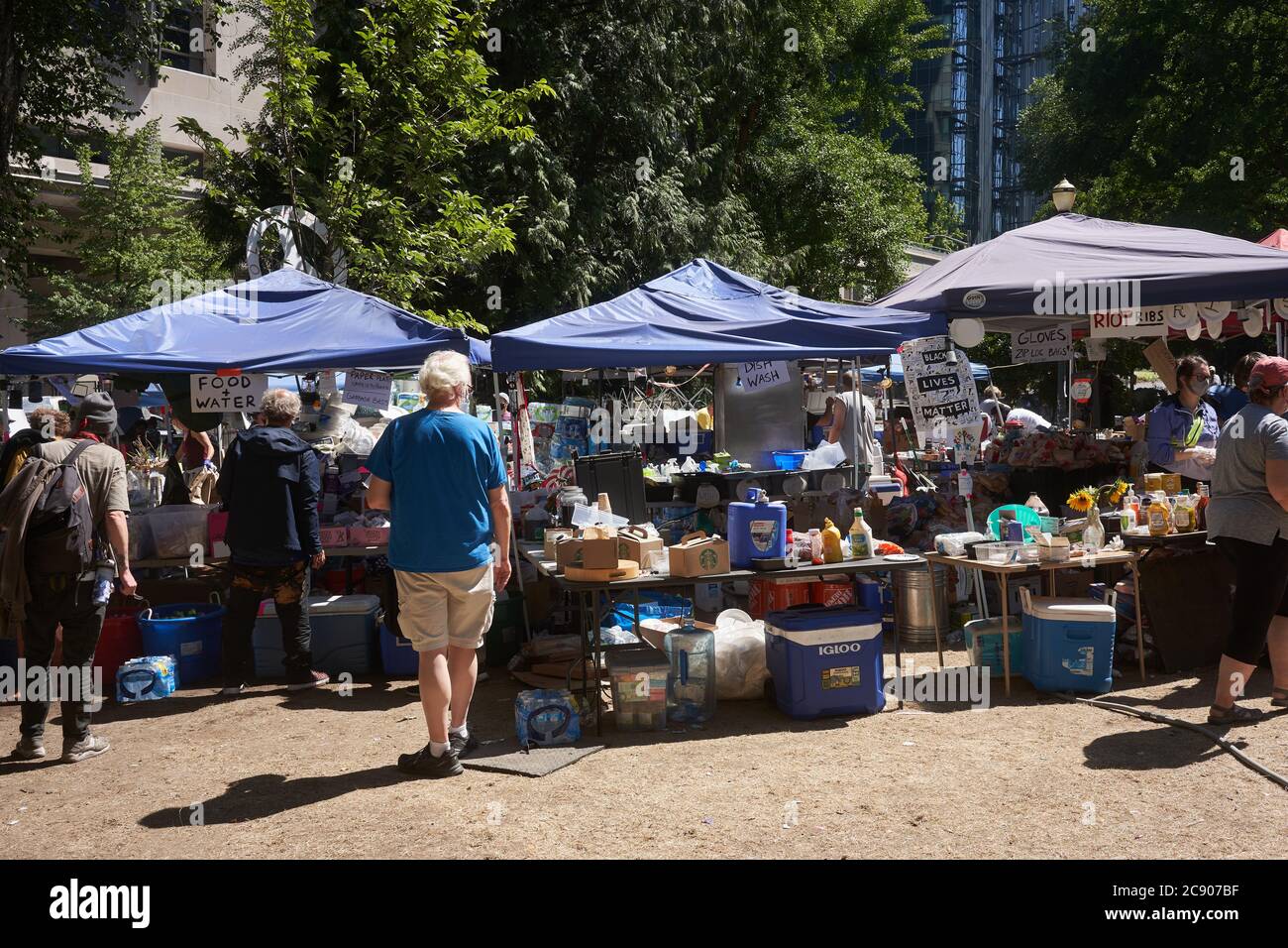 I manifestanti BLM trasformano Lownsdale Square, un parco adiacente al tribunale federale di Portland, nel loro fulcro durante la dimostrazione in corso. Foto Stock