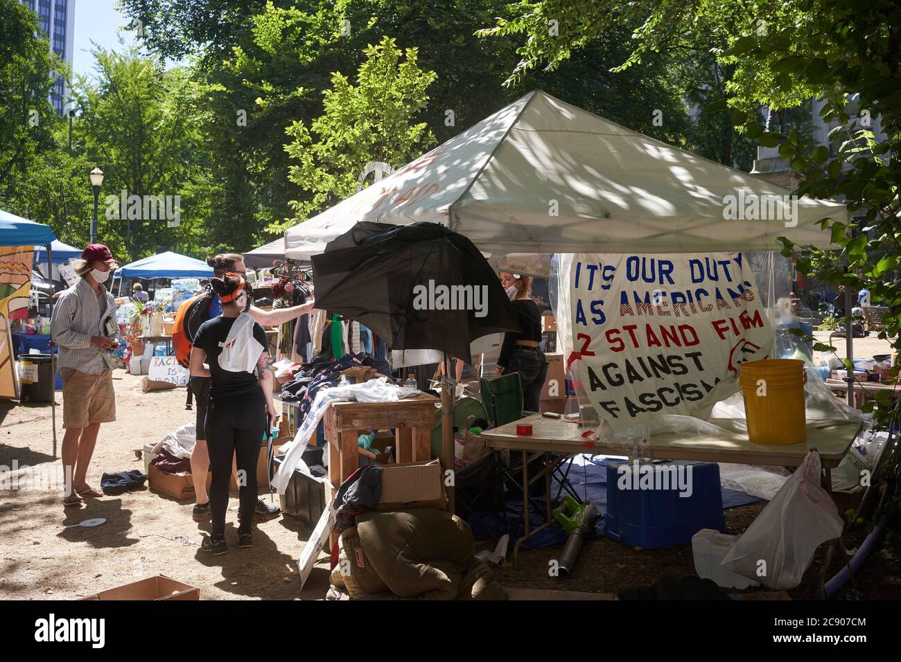 I manifestanti BLM trasformano Lownsdale Square, un parco adiacente al tribunale federale di Portland, nel loro fulcro durante la dimostrazione in corso. Foto Stock