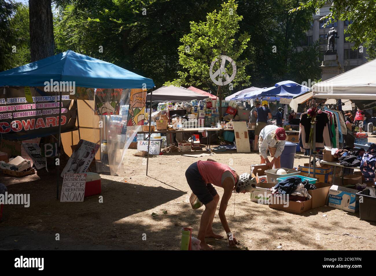 I manifestanti BLM trasformano Lownsdale Square, un parco adiacente al tribunale federale di Portland, nel loro fulcro durante la dimostrazione in corso. Foto Stock
