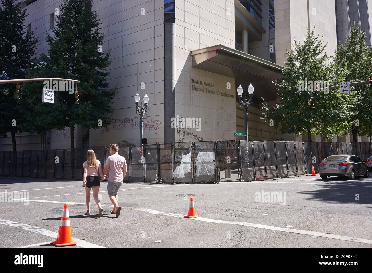 L'edificio recintato del tribunale federale di Portland, Oregon. La città, una delle più bianche d'America, è diventata il centro della protesta BLM in corso. Foto Stock