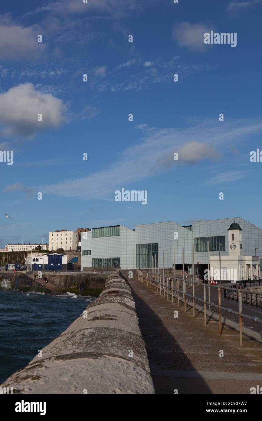 Margate, UK, 27 luglio 2020: Con il rischio che le vacanze straniere siano influenzate da cambiamenti improvvisi alle norme sulla quarantena e dal tempo che si prevede di migliorare in Inghilterra, le città di mare come Margate stanno aumentando attrattivi per i calciatori. Anna Watson/Alamy Live News Foto Stock