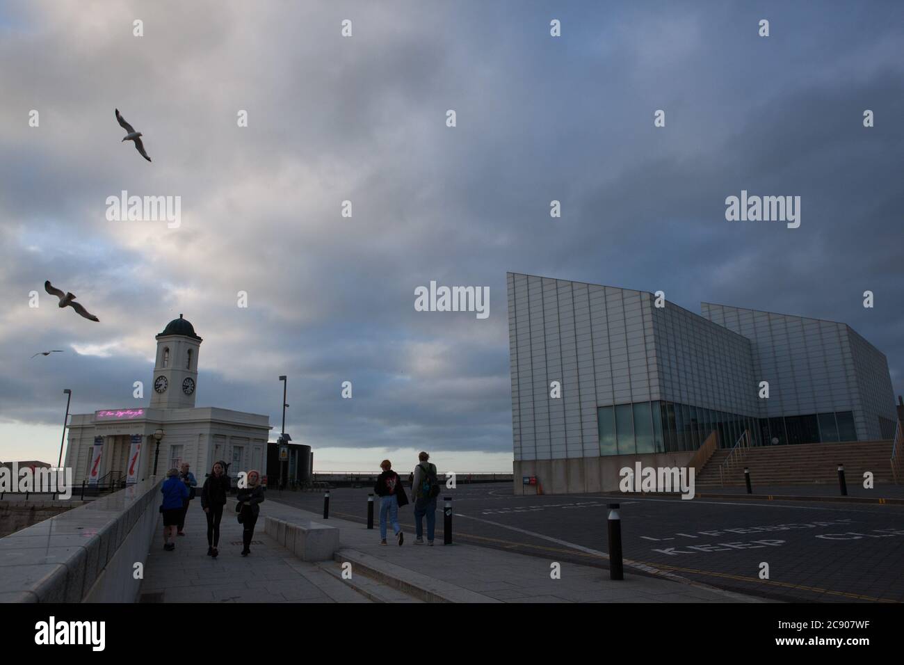 Margate, UK, 27 luglio 2020: Con il rischio che le vacanze straniere siano influenzate da cambiamenti improvvisi alle norme sulla quarantena e dal tempo che si prevede di migliorare in Inghilterra, le città di mare come Margate stanno aumentando attrattivi per i calciatori. Anna Watson/Alamy Live News Foto Stock