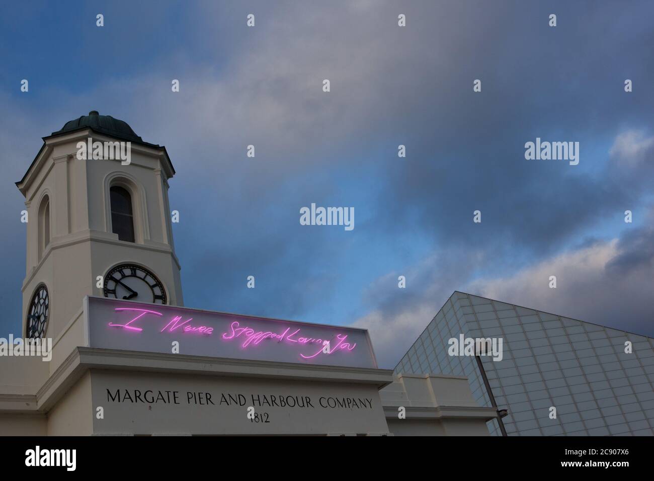 Margate, UK, 27 luglio 2020: Con il rischio che le vacanze straniere siano influenzate da cambiamenti improvvisi alle norme sulla quarantena e dal tempo che si prevede di migliorare in Inghilterra, le città di mare come Margate stanno aumentando attrattivi per i calciatori. Anna Watson/Alamy Live News Foto Stock