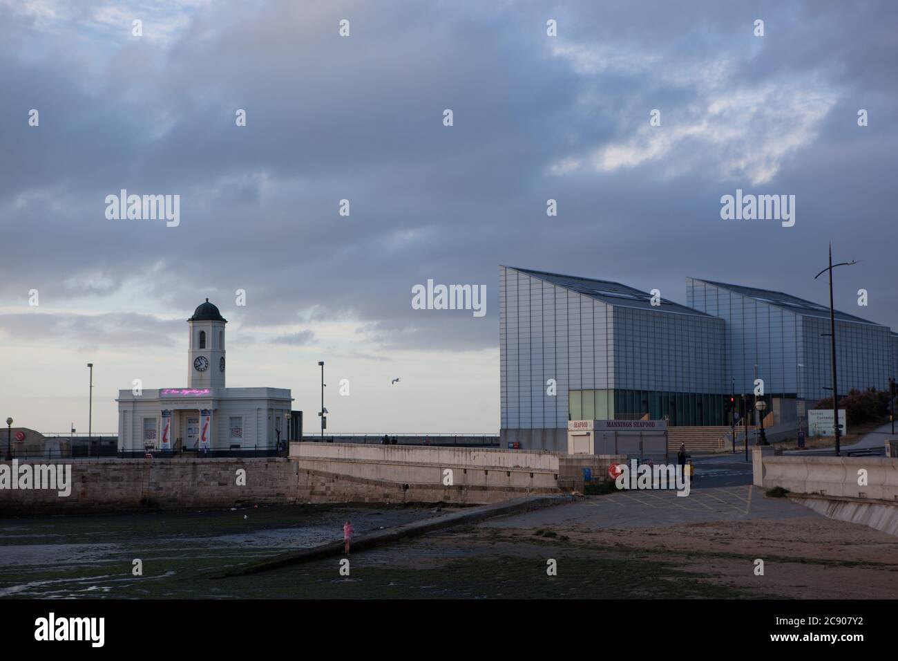 Margate, UK, 27 luglio 2020: Con il rischio che le vacanze straniere siano influenzate da cambiamenti improvvisi alle norme sulla quarantena e dal tempo che si prevede di migliorare in Inghilterra, le città di mare come Margate stanno aumentando attrattivi per i calciatori. Anna Watson/Alamy Live News Foto Stock