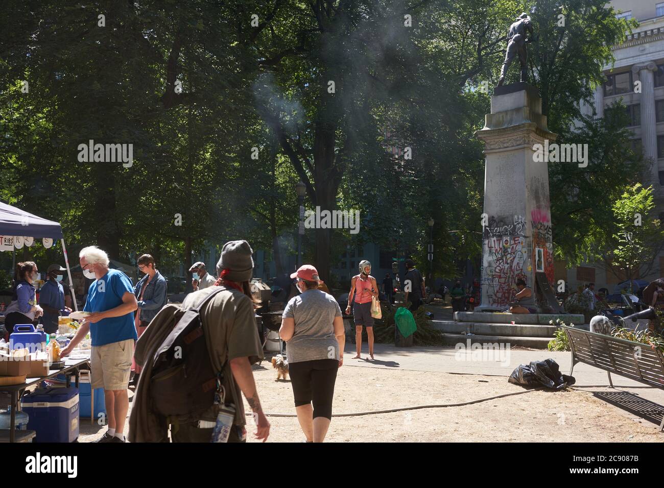 I manifestanti BLM trasformano Lownsdale Square, un parco adiacente al tribunale federale di Portland, nel loro fulcro durante la dimostrazione in corso. Foto Stock