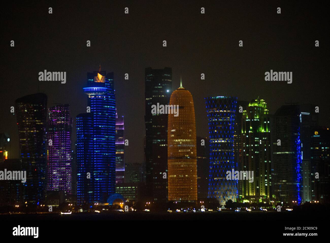 Skyline di Doha di notte, Qatar Foto Stock