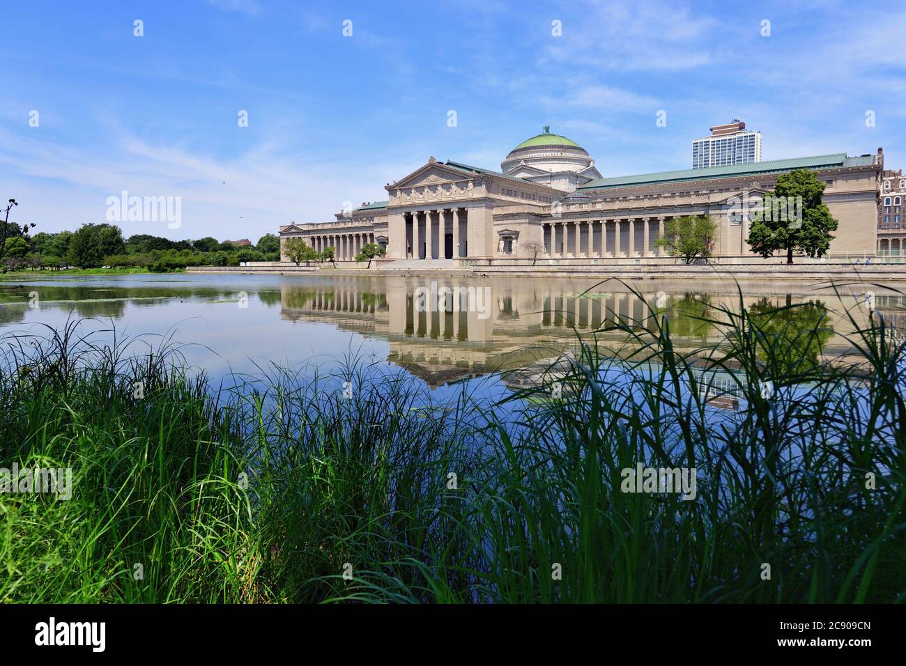 Chicago, Illinois, Stati Uniti. Il Museo della Scienza e dell'industria di classe mondiale si riflette nella vicina laguna sul lato sud della struttura. Foto Stock