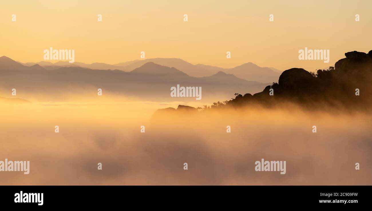 Vista panoramica sulla nuvola in alto al mattino presto verso le montagne di San Gabriel dal Rocky Peak Park tra le contee di Los Angeles e Ventura nel sud di Cali Foto Stock