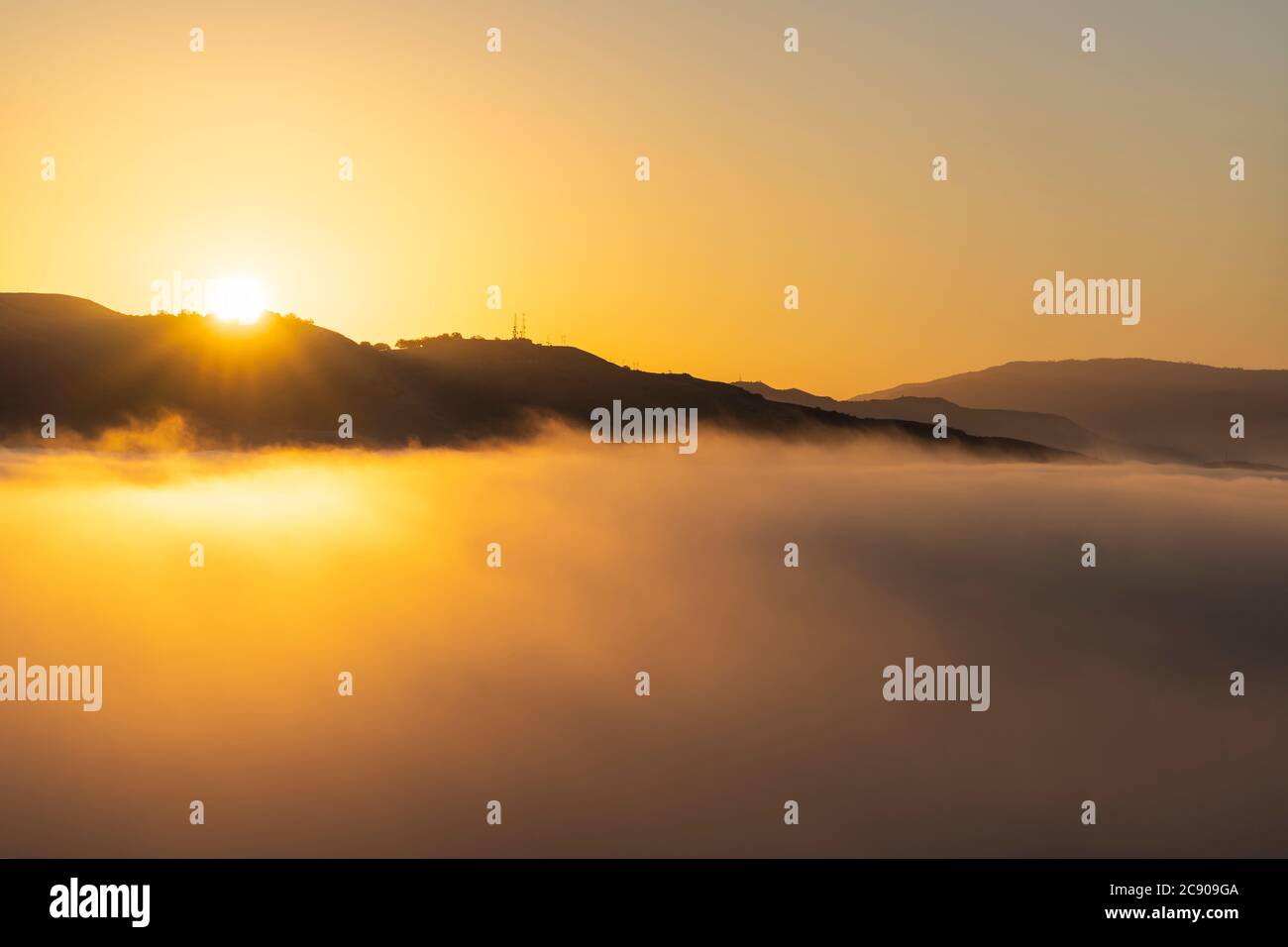 Vista dall'alto della nuvola dell'alba verso la montagna OAT dal Rocky Peak Park nelle montagne di Santa Susana tra Los Angeles e la contea di Ventura, nel sud di Cali Foto Stock