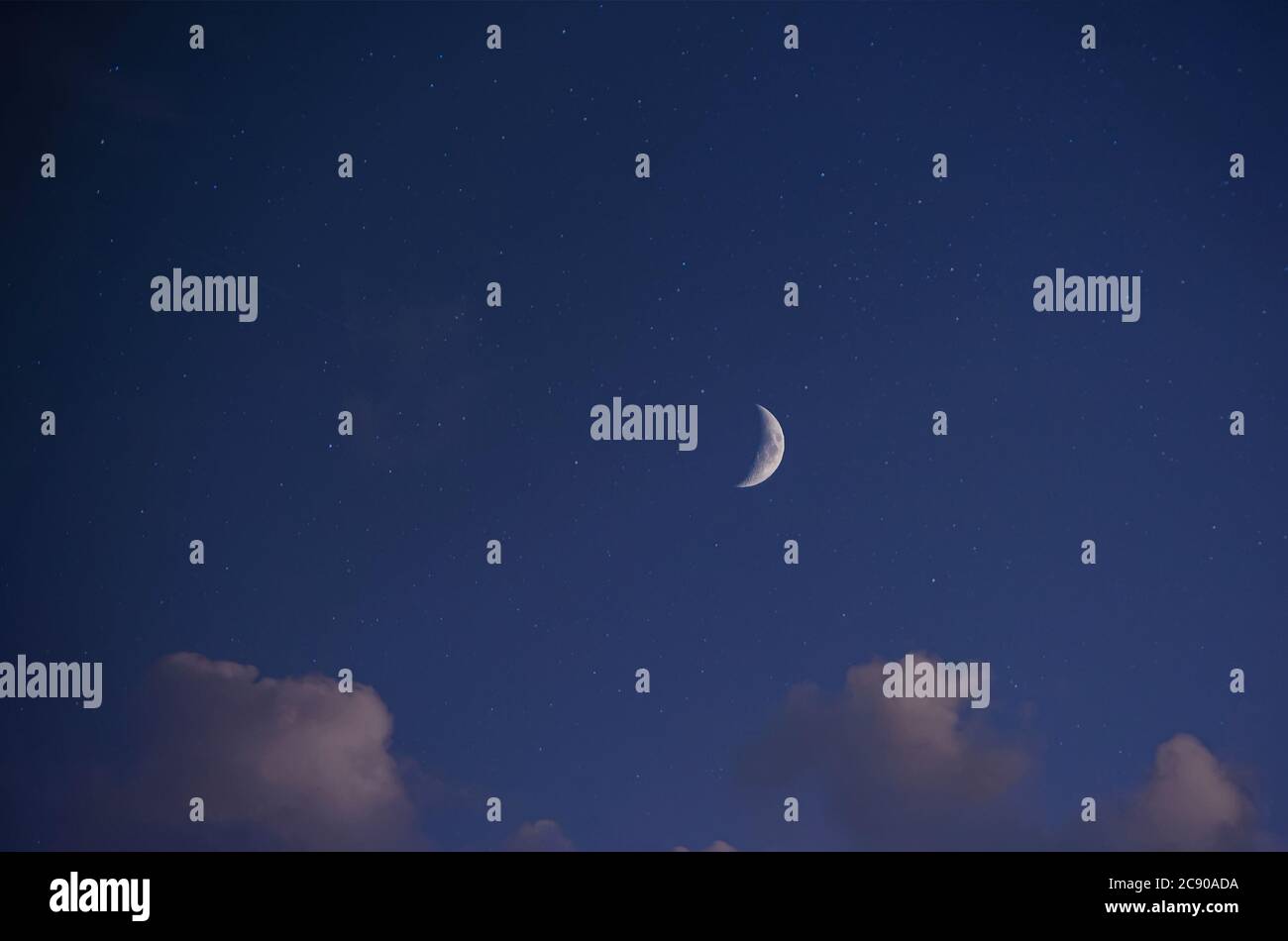 Paesaggio notturno, cielo stellato blu scuro, vista della luna luminosa (Crescent) e alcune piccole nuvole. Foto su un obiettivo a fuoco lungo con strati applicati Foto Stock