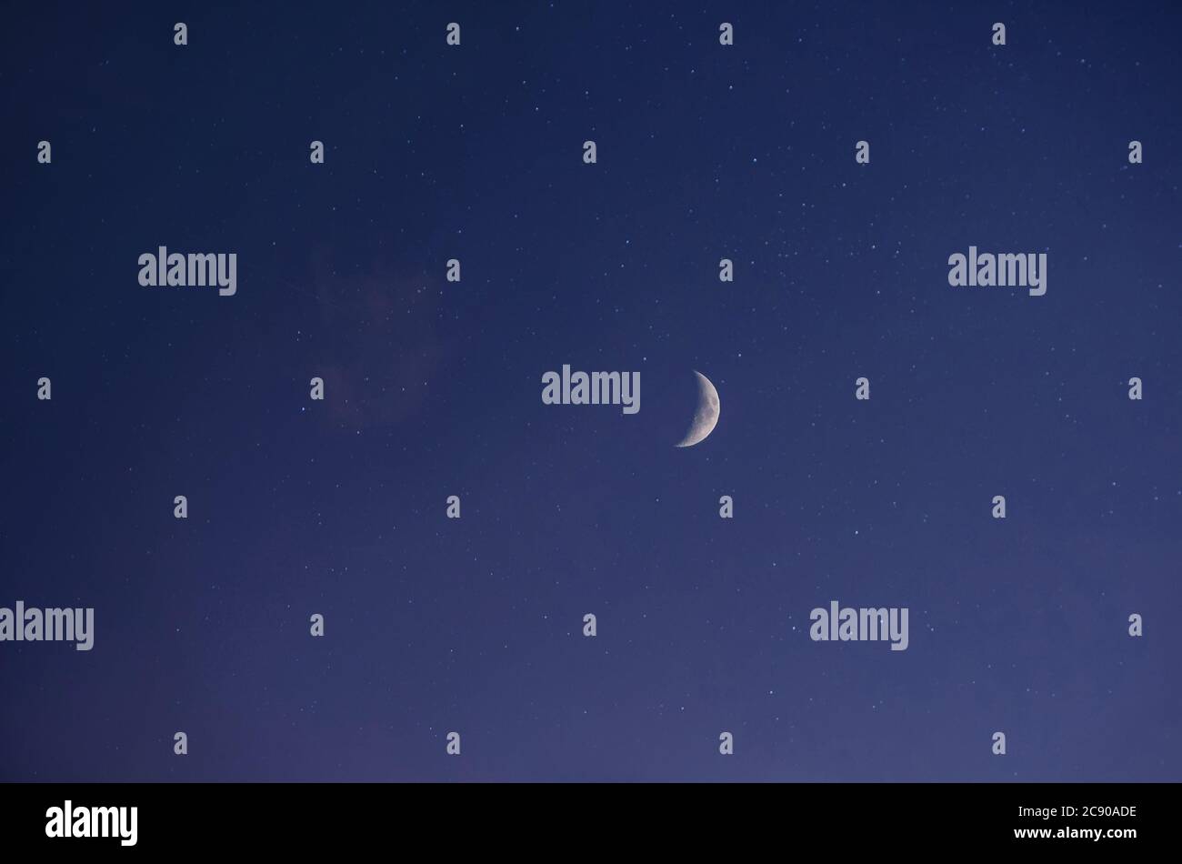 Paesaggio notturno, cielo stellato blu scuro, vista della luna luminosa (Crescent) in tempo senza nuvole. Foto su un obiettivo a fuoco lungo con strati applicati. Foto Stock