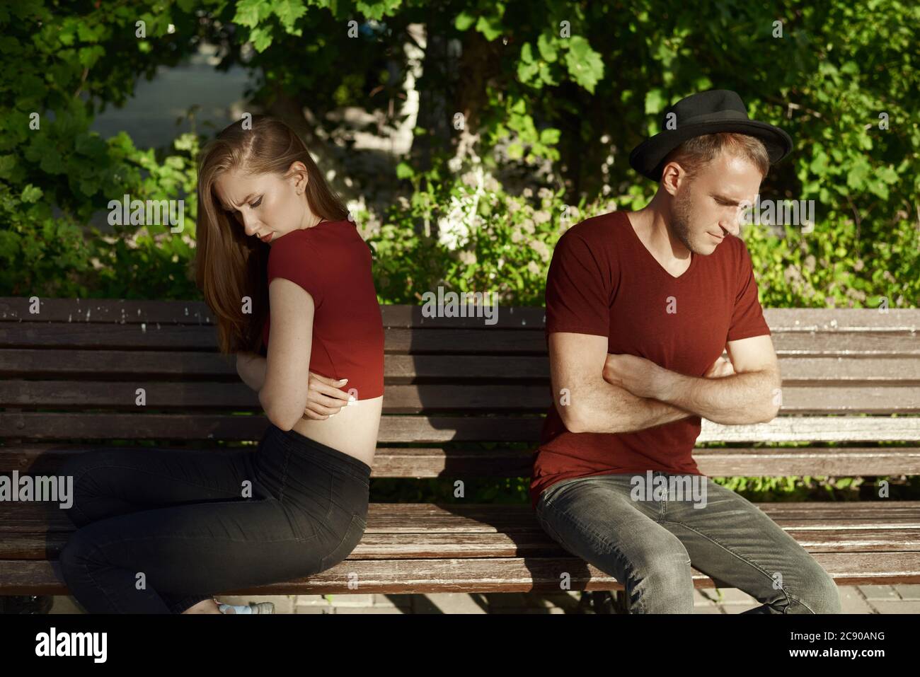 Una coppia si sta rompendo. Il ragazzo e la ragazza si siedono l'un l'altro. Foto Stock