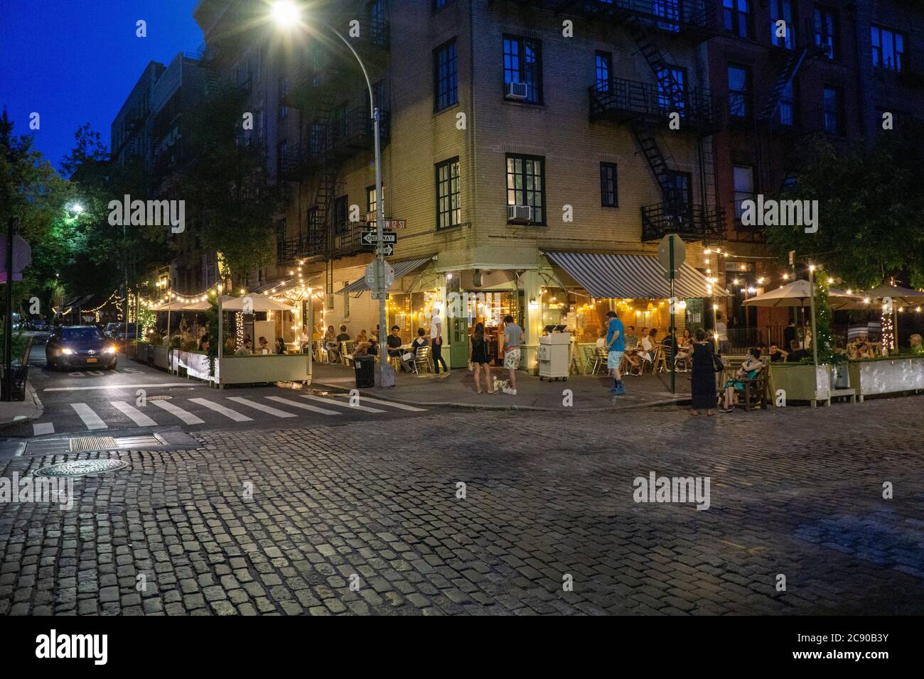 Ristorante all'aperto e Street Scene di notte, New York City, New York, USA Foto Stock