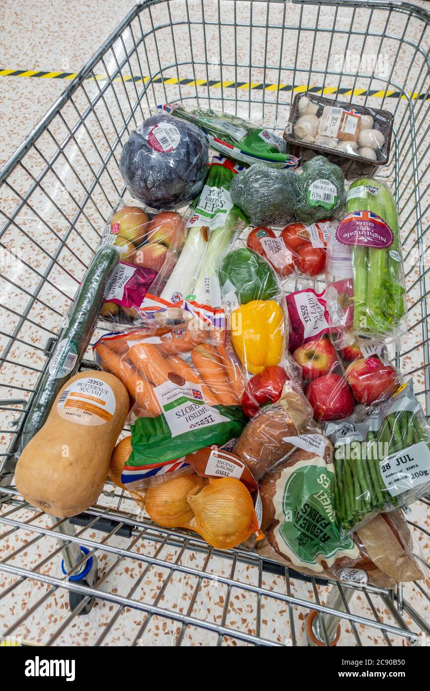 guardando giù in un carrello della spesa pieno di alimenti sani Foto Stock