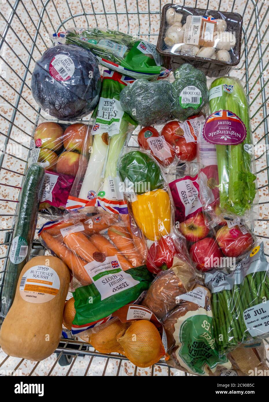 guardando giù in un carrello della spesa pieno di alimenti sani Foto Stock
