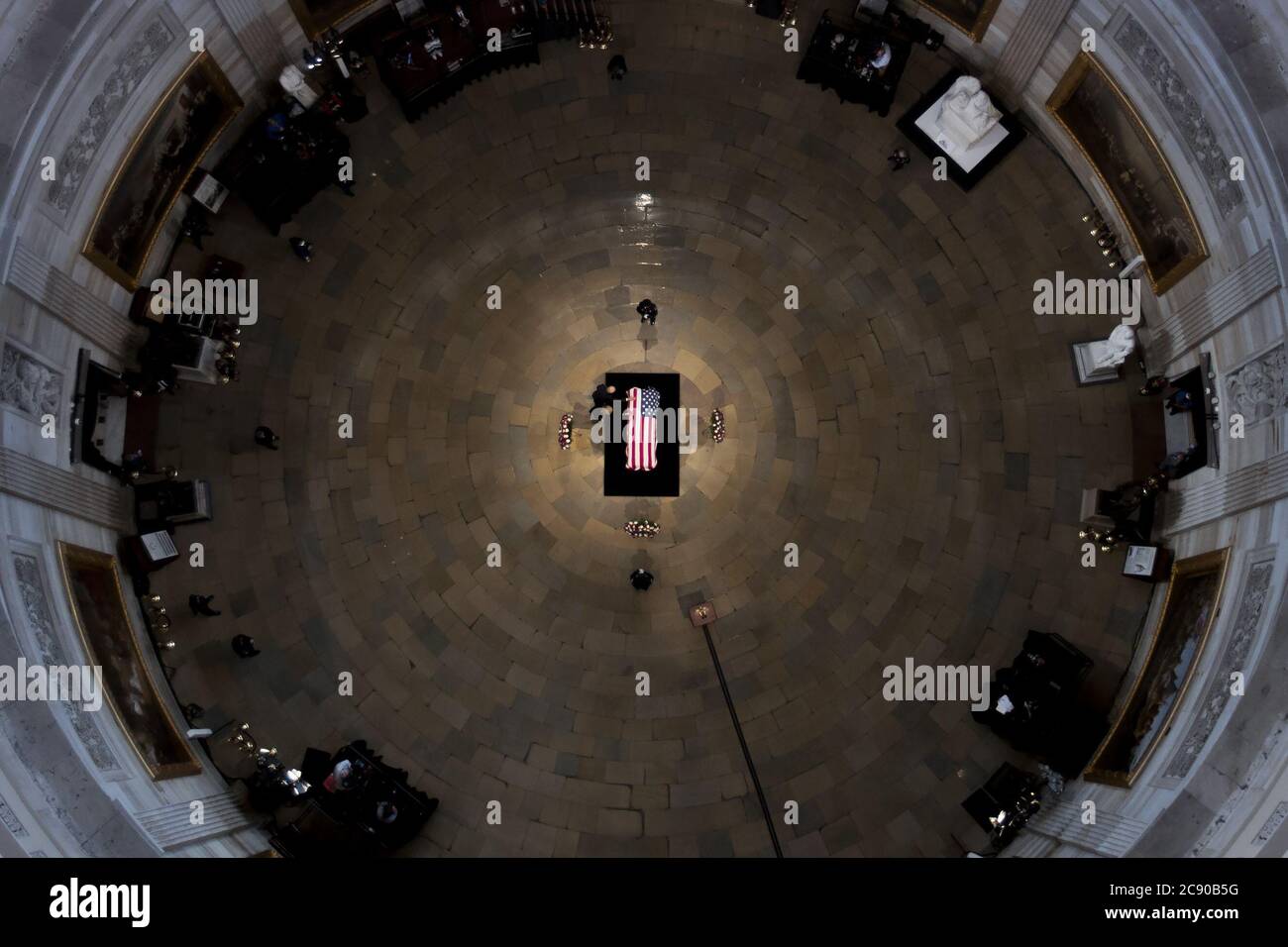 Washington, Stati Uniti. 27 luglio 2020. Il candidato presidenziale democratico degli Stati Uniti e l'ex vice presidente Joe Biden e sua moglie Jill si toccano e toccano il grillo del pioniere dei diritti civili e del rappresentante americano John Lewis da tempo mentre pagano i loro omaggi a Lewis dopo un servizio commemorativo nella Rotunda del Campidoglio degli Stati Uniti a Washington, DC, lunedì 27 luglio 2020. Foto in piscina di Jonathan Ernst/UPI Credit: UPI/Alamy Live News Foto Stock