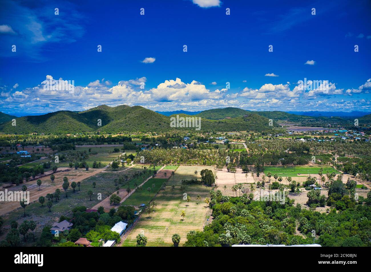 Questa foto unica mostra la città di Pak Nam Pran in Thailandia. Il paesaggio tropicale e le montagne si possono vedere con un blu luminoso ma leggermente nuvoloso Foto Stock