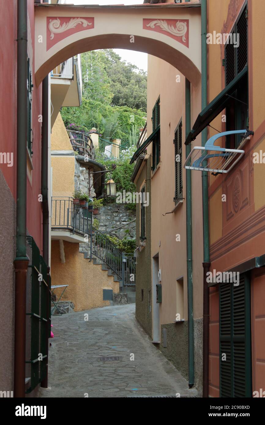 Primo piano di un vicolo di una tipica cittadina ligure vicino alle cinque terre Foto Stock