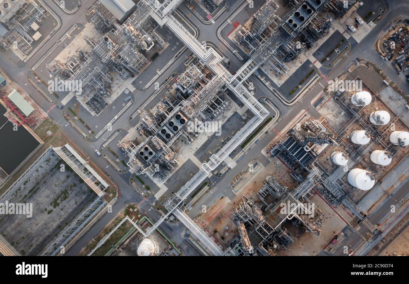 Veduta aerea dello stabilimento di raffinazione del petrolio al crepuscolo. Zona industriale di raffineria. Petrolio greggio e raffinazione di gas in Thailandia Foto Stock