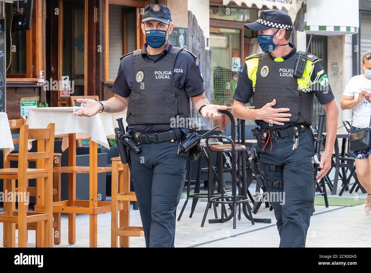 Punta Umbria, Huelva, Spagna - 3 giugno 2020: Polizia spagnola con il logo 'polizia locale' su uniforme mantenere l'ordine pubblico in Calle Ancha Foto Stock