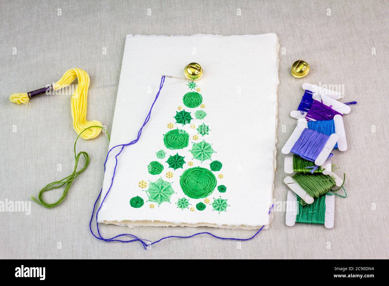 Carta di Natale ricamata in casa utilizzando i fili riutilizzati a sinistra, dando sostenibile per Natale zero rifiuti Foto Stock