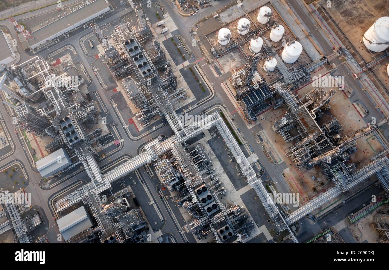 Vista aerea zona industriale della raffineria di petrolio e gas al tramonto, Thailandia Foto Stock
