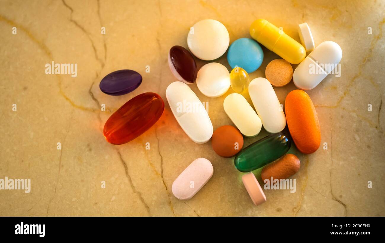 Pillole e capsule su marmo Foto Stock