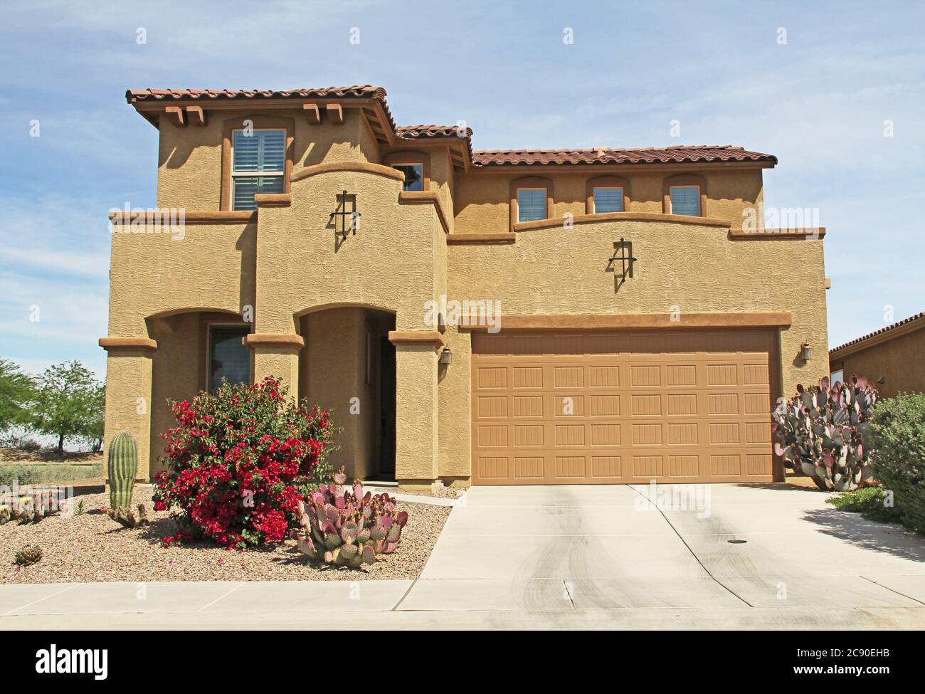 Nuova casa di stucco a due piani, marrone e beige a Tucson, Arizona, Stati Uniti d'America, con un bel cielo blu e un paesaggio. Foto Stock