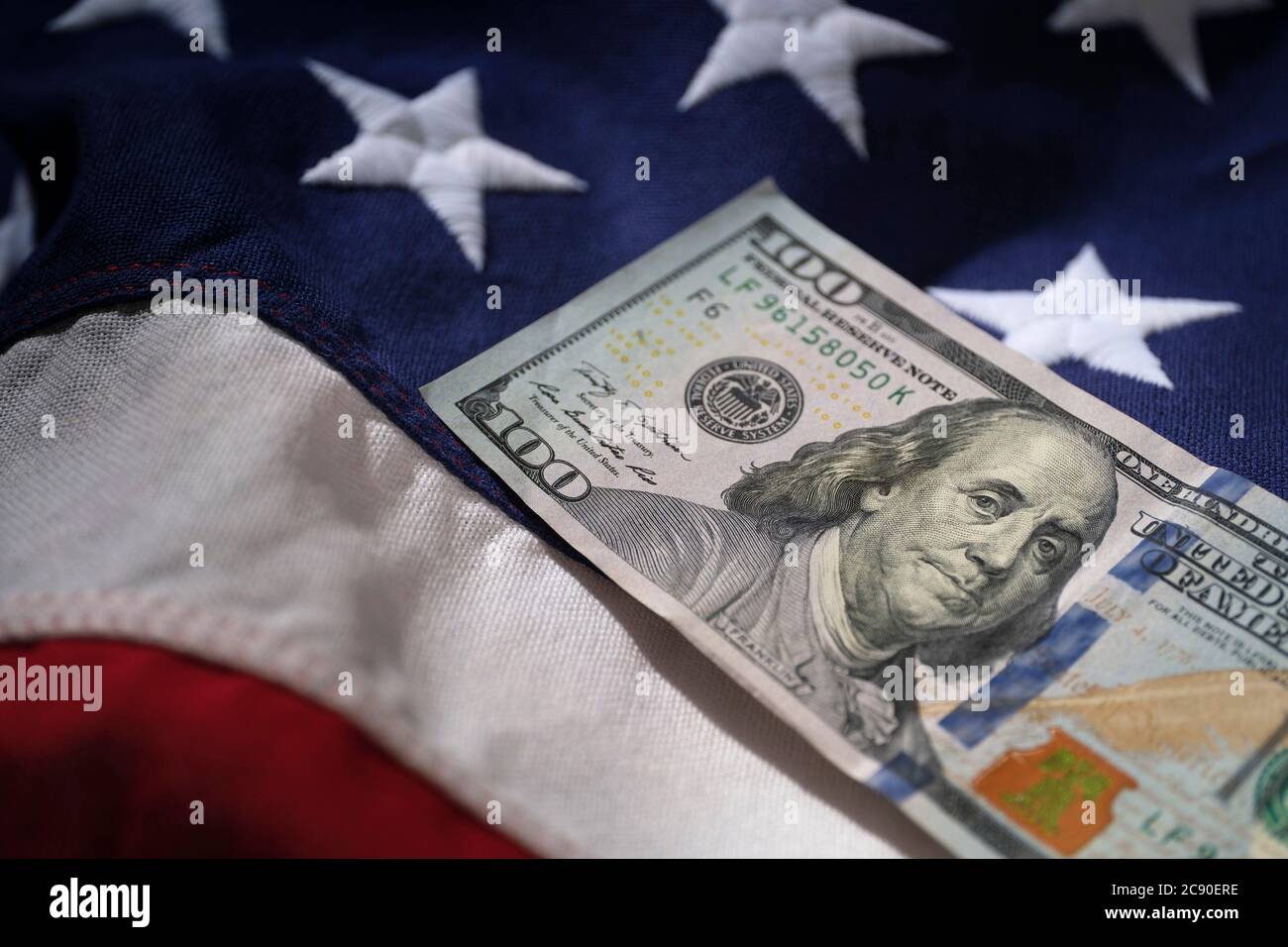 UN conto di cento dollari SULLA bandiera nazionale Foto Stock