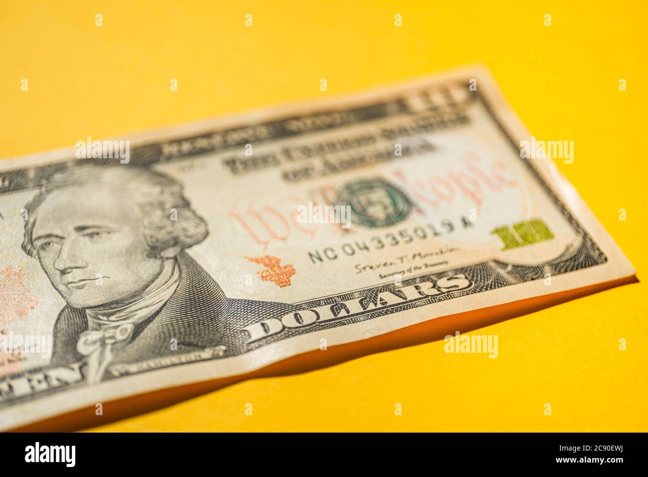 Primo piano di un conto di dieci dollari in giallo Foto Stock