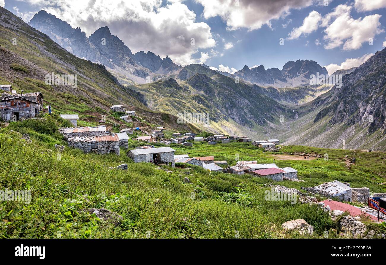 Casa in pietra e legno con meravigliosa natura del Mar Nero regione della Turchia ... Foto Stock