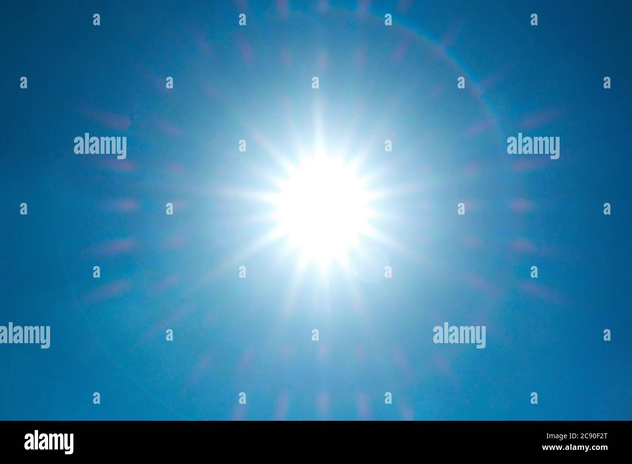 Sole nel cielo chiaro Foto Stock
