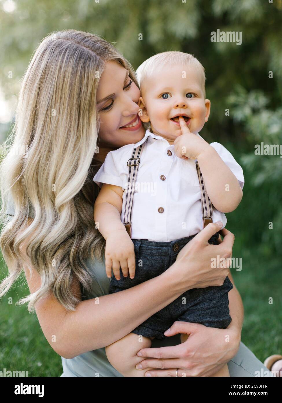 Madre abbracciando il suo bambino figlio all'aperto Foto Stock