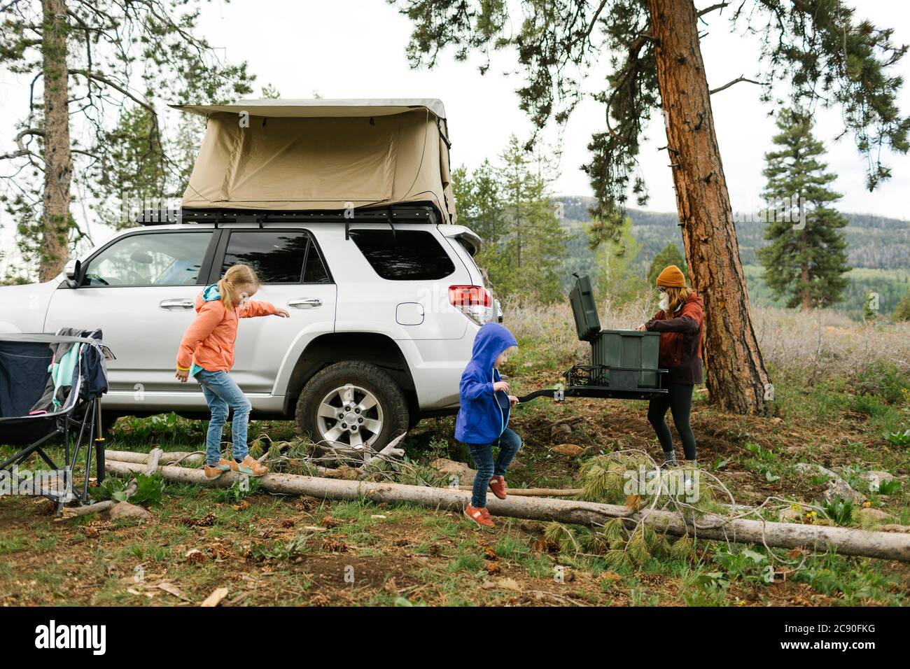 USA, Utah, Uninta Wasatch cache National Forest, Madre con figlie (2-3, 6-7) che istituisce il campo Foto Stock