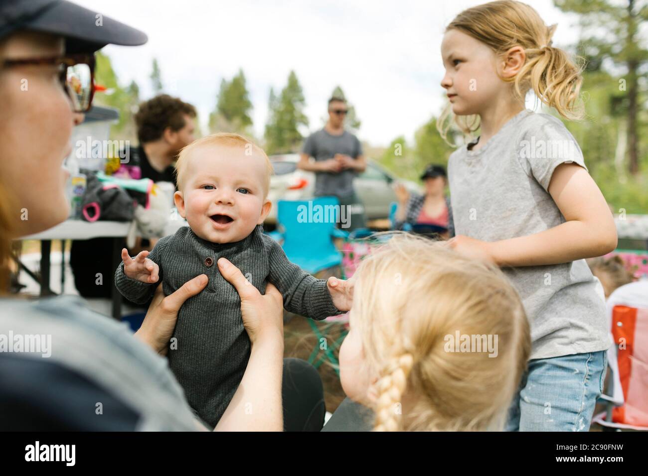 USA, Utah, Uninta Wasatch cache National Forest, Madre con bambini (6-11 mesi, 2-3, 6-7) durante il campeggio Foto Stock