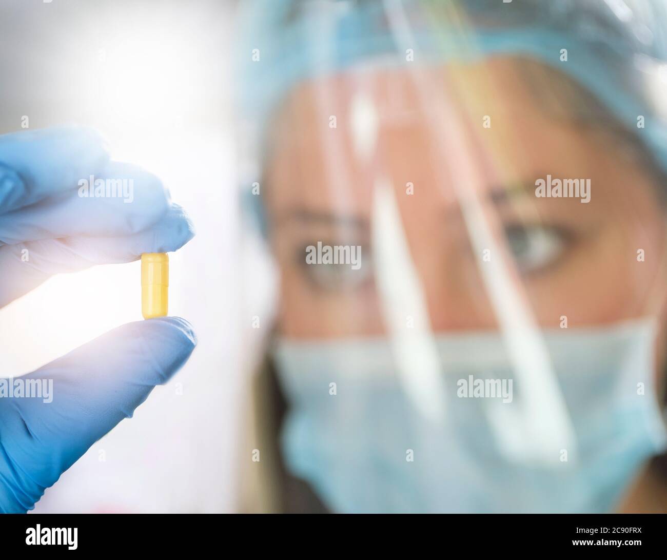Femmina scienziato tenendo pillola Foto Stock