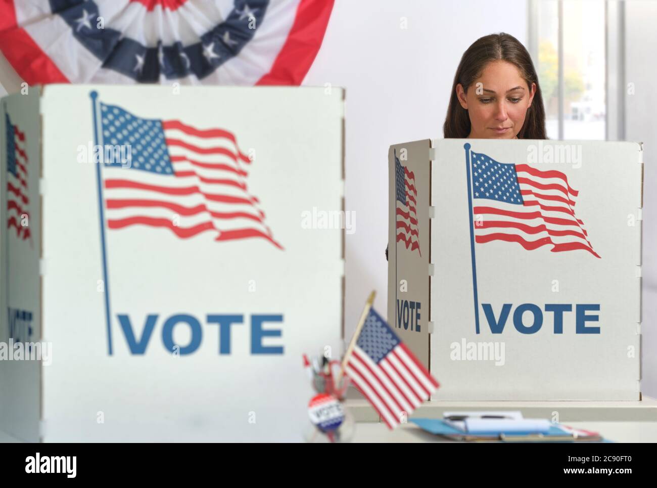 Donna che vota nei seggi elettorali Foto Stock