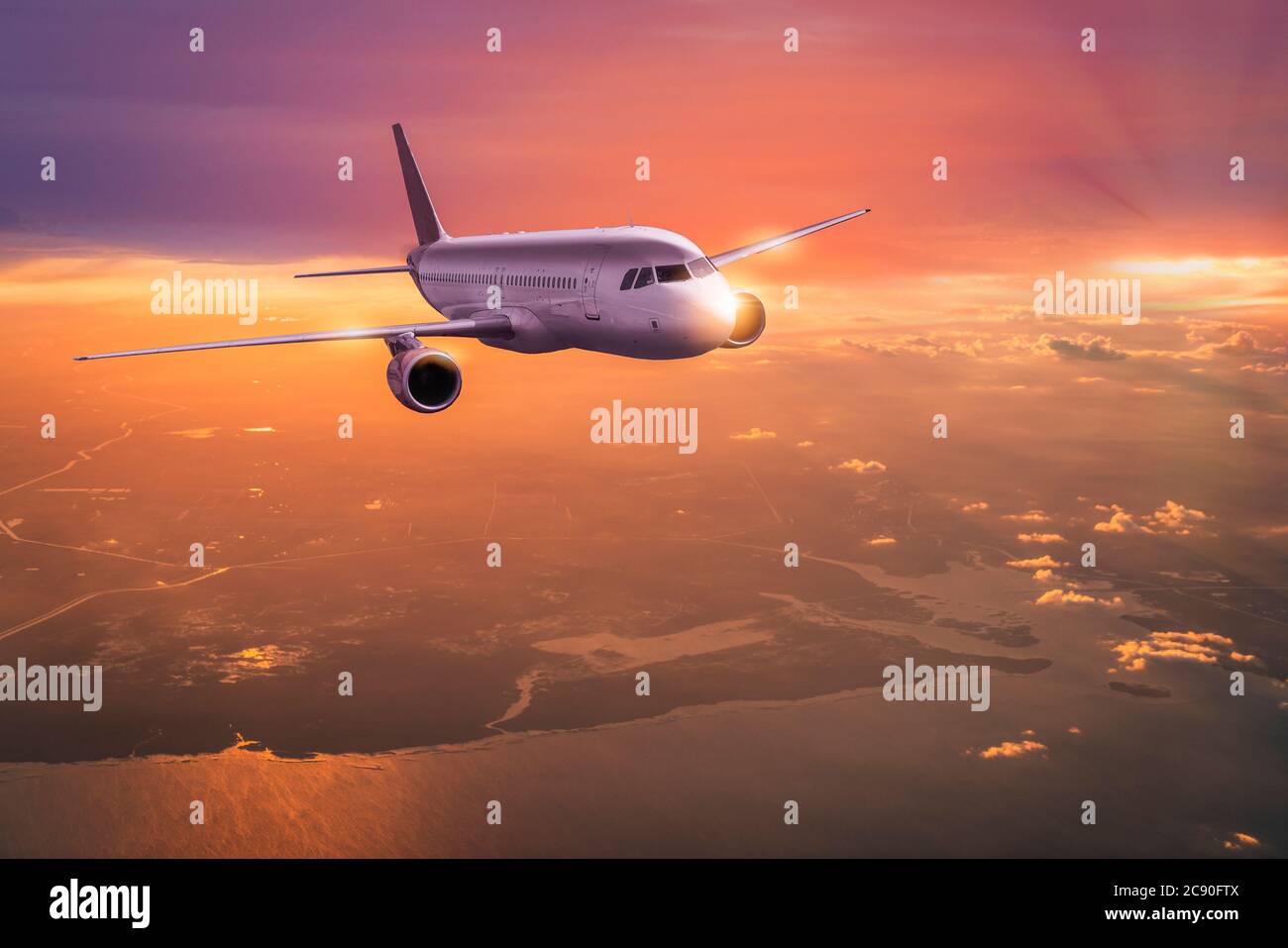 USA, New Work, New York, Commercial Jet al tramonto Foto Stock