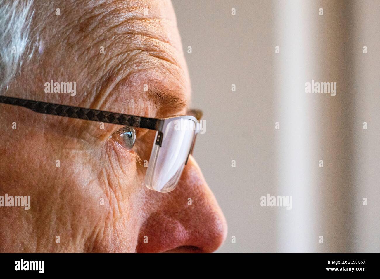 Primo piano dell'uomo anziano negli occhiali Foto Stock