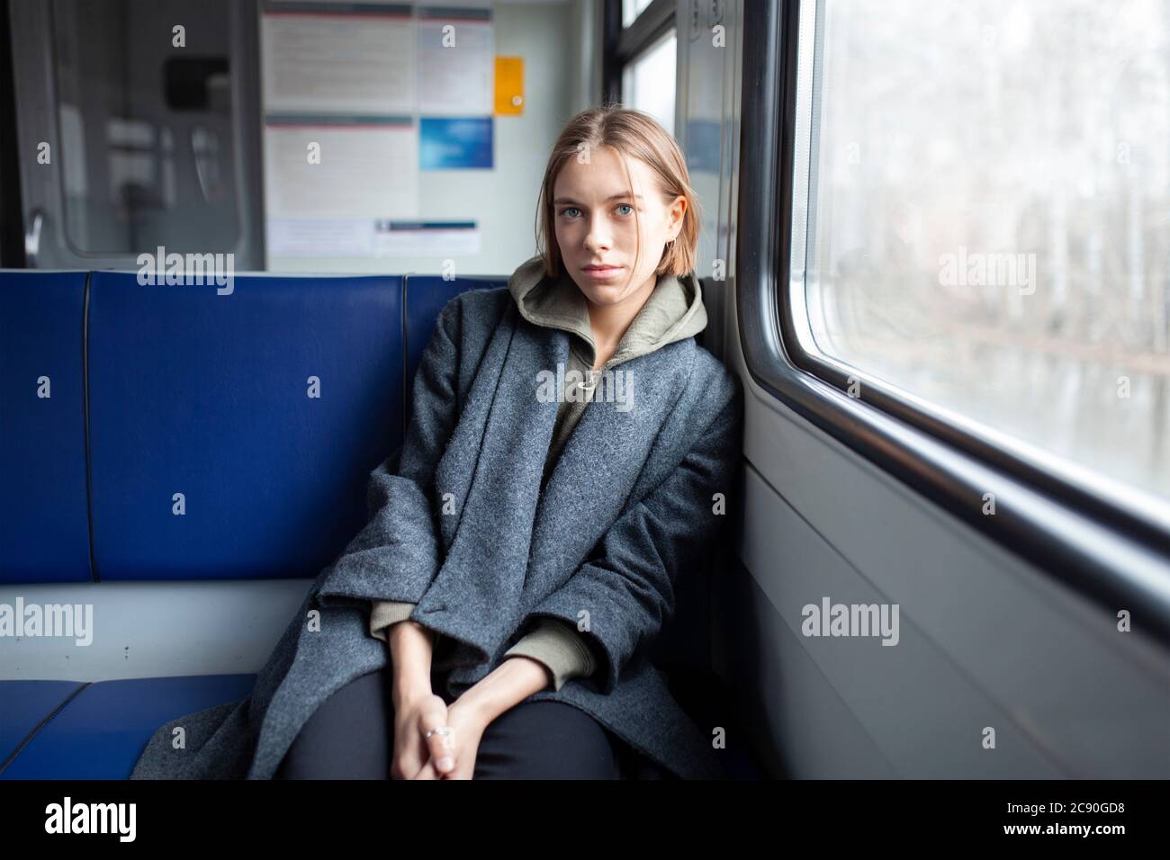 Ritratto di giovane donna in treno Foto Stock
