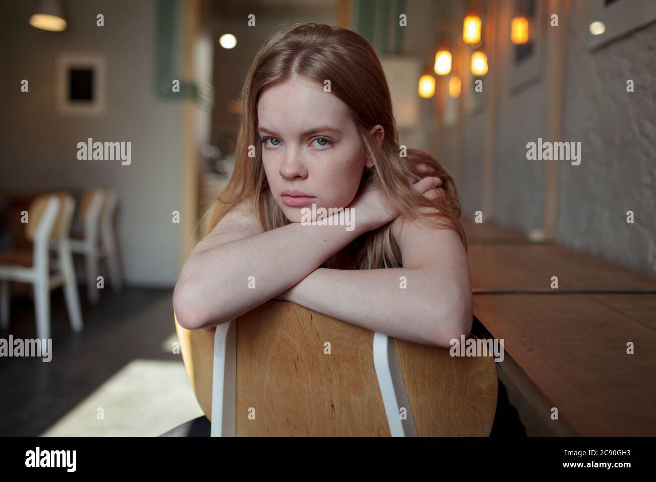 Ritratto di giovane donna con capelli lunghi biondi Foto Stock