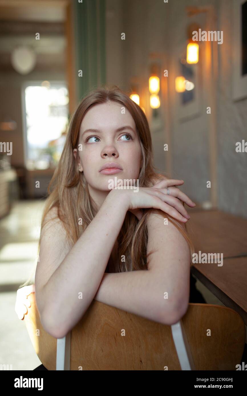 Ritratto di giovane donna con capelli lunghi biondi Foto Stock