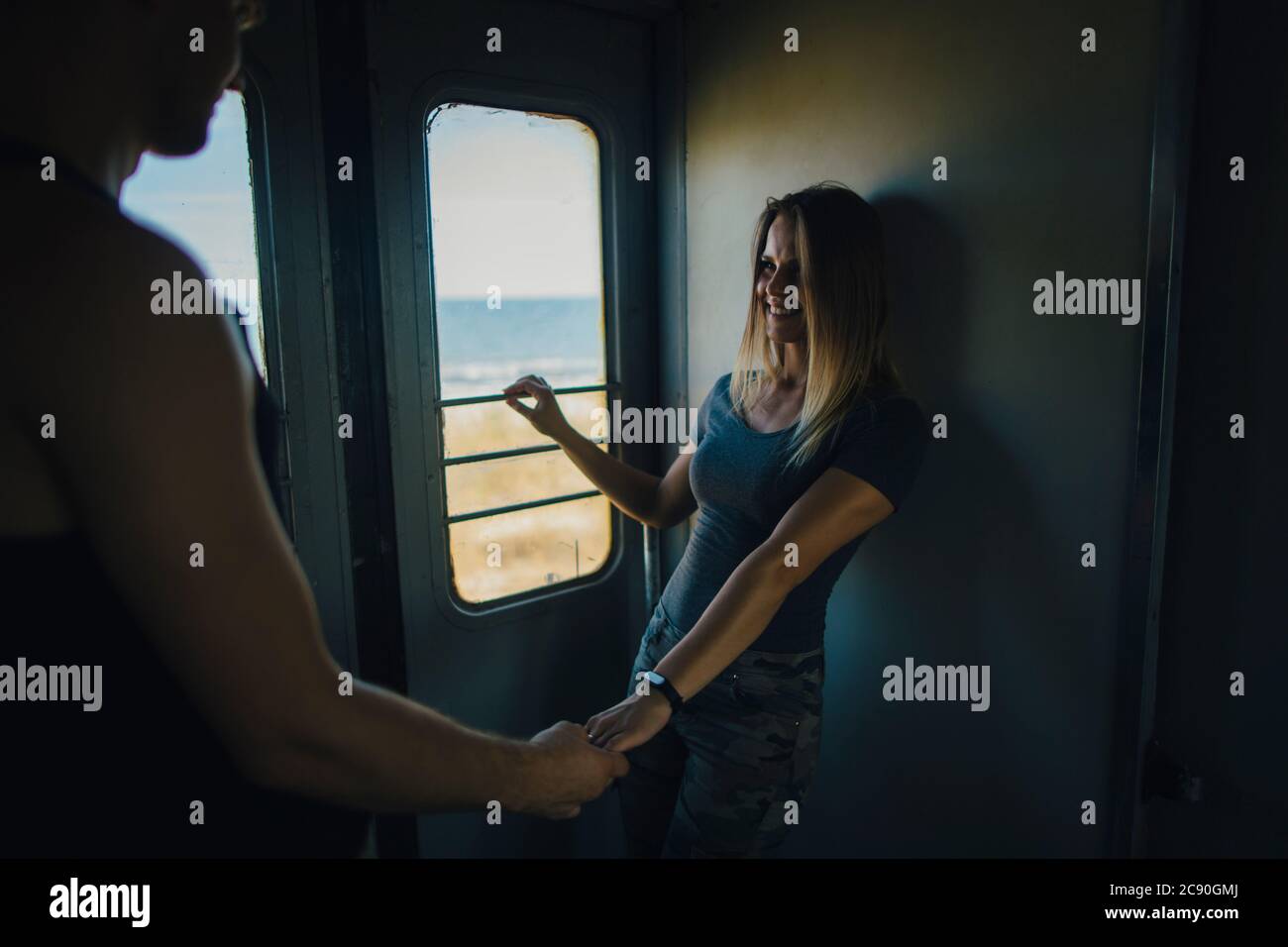 Coppia romantica in treno Foto Stock