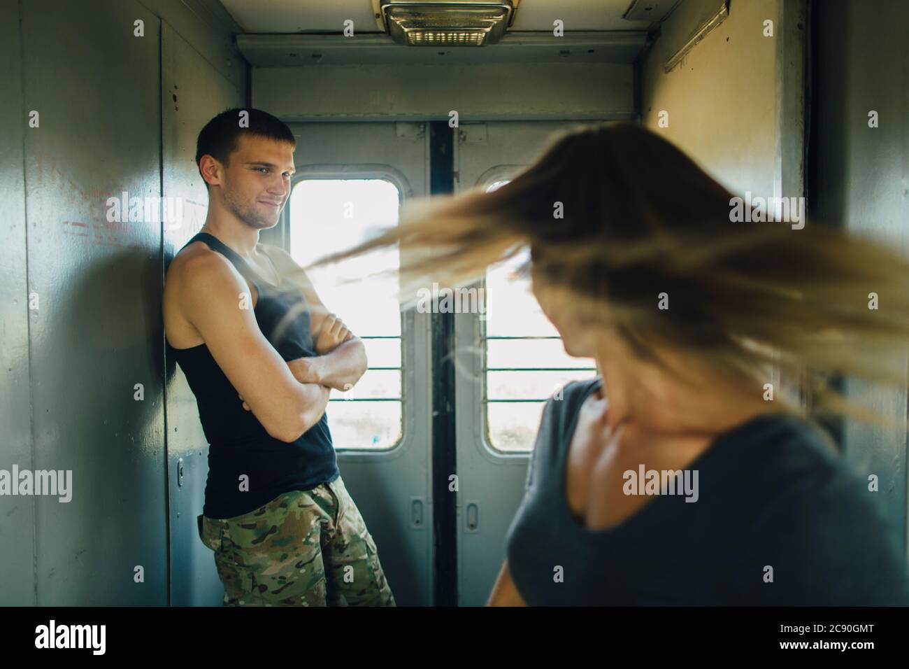 Coppia romantica in treno Foto Stock
