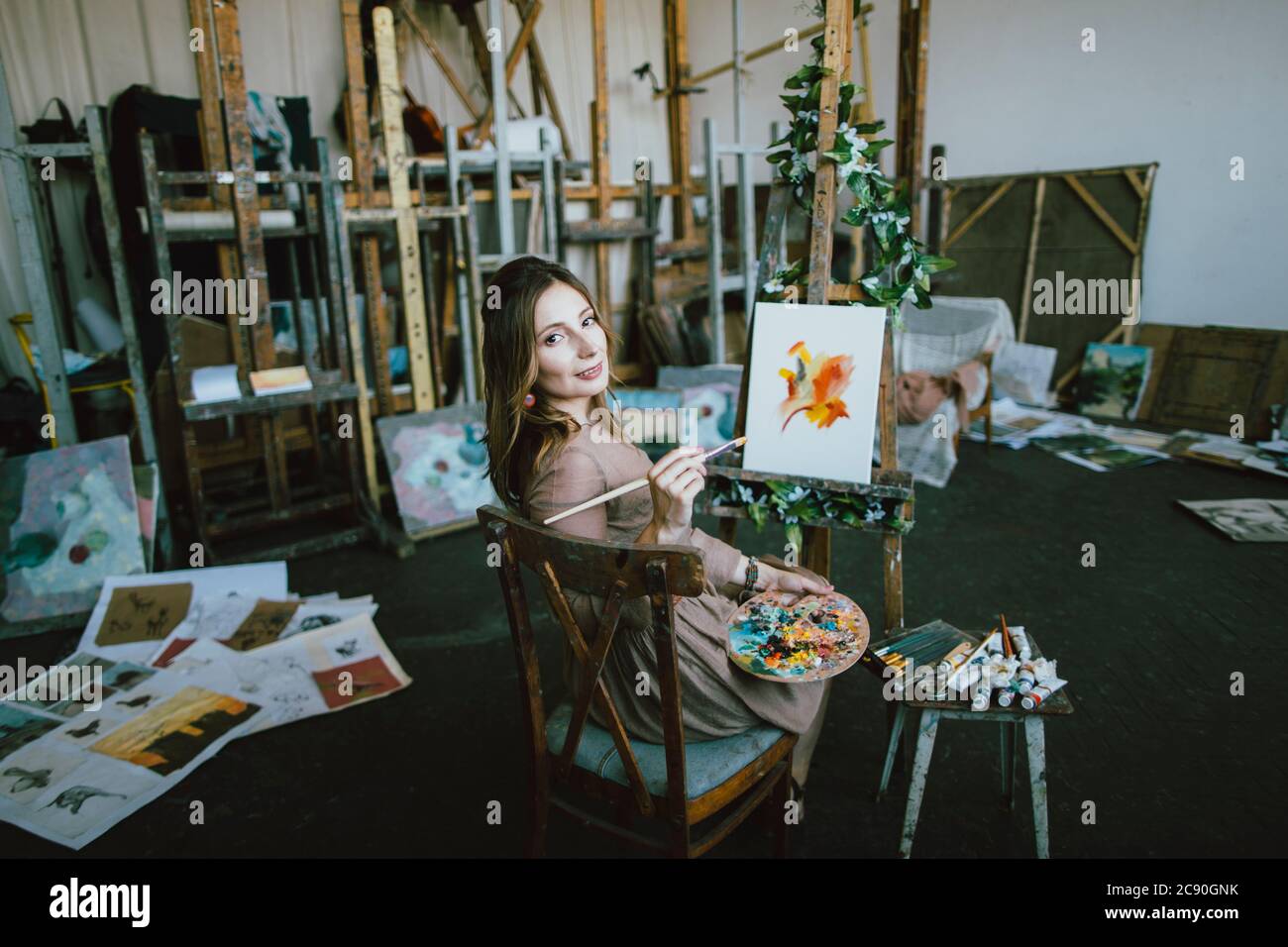 Donna dipinto su tela in art studio Foto Stock