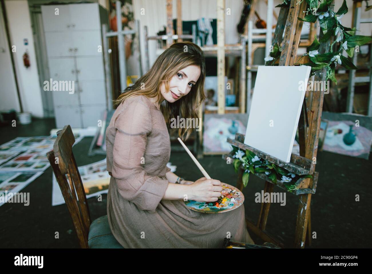 Donna dipinto su tela in art studio Foto Stock