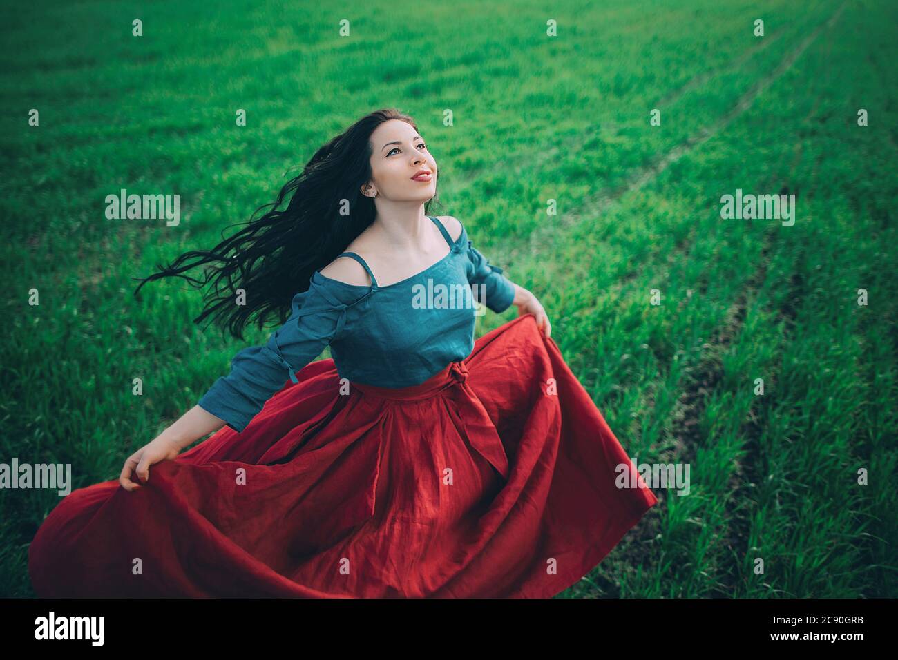 Giovane donna in ballo nel campo Foto Stock