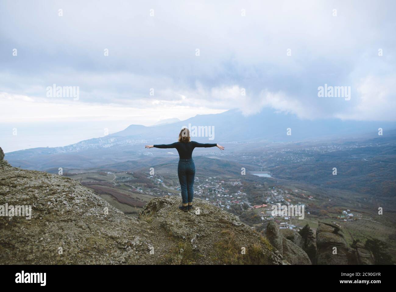 Ucraina, Crimea, giovane donna che guarda la valle in Crimea montagne Foto Stock