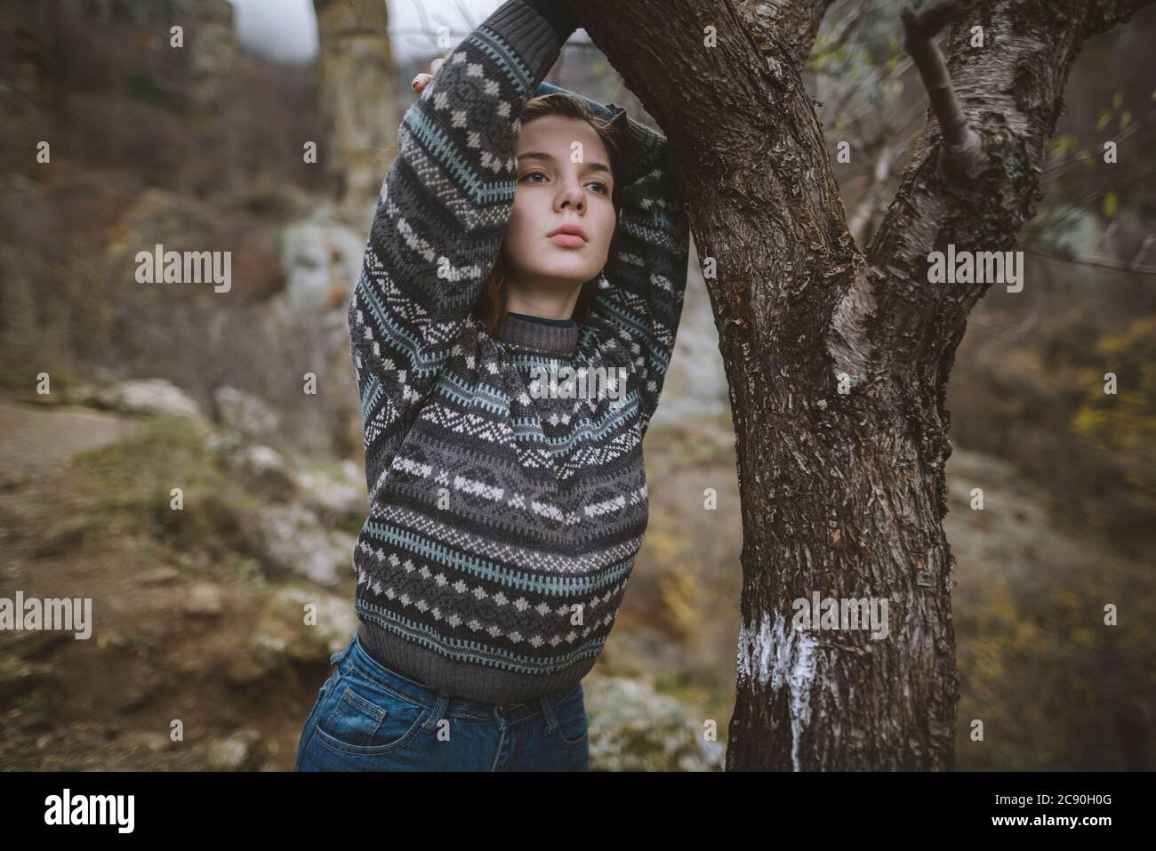 Ucraina, Crimea, Ritratto di giovane donna in maglione Foto Stock